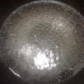 锅中加入6-8碗清水，大火煮开。