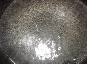 锅中加入6-8碗清水，大火煮开。