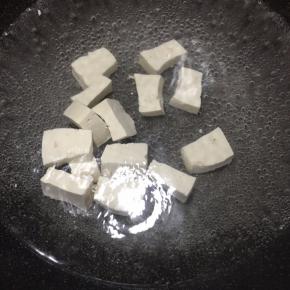 下入豆腐煮1分钟。