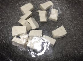 下入豆腐煮1分钟。