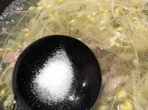 肉片烫熟后调入盐和鸡精。