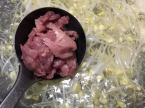 水再次沸腾时下入肉片。
