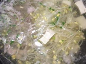 加入少许玉米油，撒入葱花即可关火。