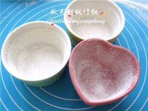 在烤碗内壁薄薄涂抹一层黄油，倒入细砂糖摇晃，使细砂糖均匀的粘在模具壁上，将多余的糖倒出。（这里用的黄油和细砂糖的量不在配料之内）。