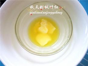 18克黄油溶化成液态。