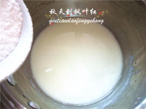 牛奶倒入奶锅，加入20克细砂糖。