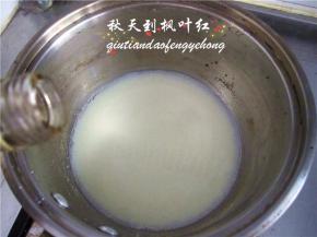 滴入3滴香草精。将奶锅里的牛奶煮至沸腾。