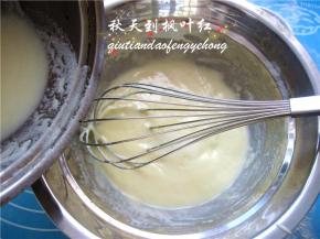 煮开的牛奶慢慢倒入上面的蛋糊里，边倒边搅拌。