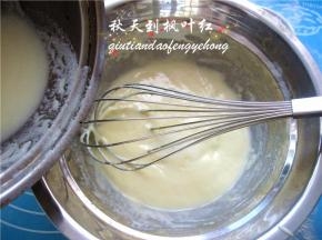 煮开的牛奶慢慢倒入上面的蛋糊里，边倒边搅拌。