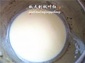 牛奶全部倒完并搅拌均匀后，将混合液过筛回奶锅里。