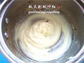 重新用小火加热并不断搅拌，直到沸腾，成为浓稠的状态。离火，冷却10-15分钟。