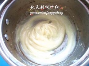 重新用小火加热并不断搅拌，直到沸腾，成为浓稠的状态。离火，冷却10-15分钟。
