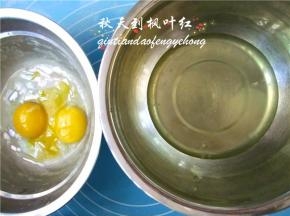 鸡蛋的蛋黄与蛋清分开。