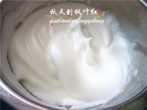 蛋清分3次加入剩下的15克细砂糖，用打蛋器打至干性发泡状态。