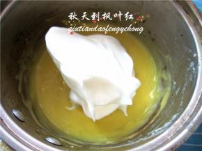 取1/3蛋清到蛋黄糊里，翻拌均匀。