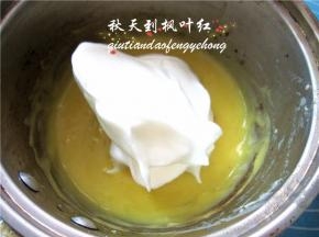 取1/3蛋清到蛋黄糊里，翻拌均匀。