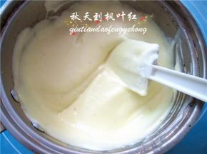 然后全部倒回蛋清里，并再次翻拌均匀，成为舒芙蕾面糊。