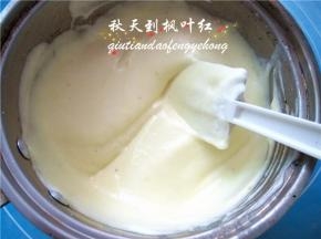然后全部倒回蛋清里，并再次翻拌均匀，成为舒芙蕾面糊。