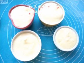 把舒芙蕾面糊倒入一开始准备好的模具里，八九分满。