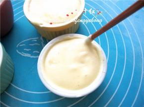 然后在面糊离碗口的地方，用筷子抹一圈，可以使舒芙蕾长得更高。