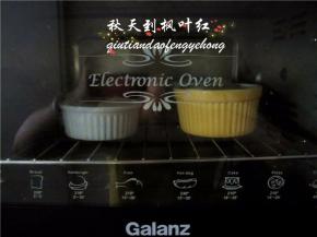 放入预热好上下火190℃的烤箱，中层，烤15分钟左右。