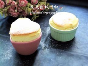 出炉后在表面撒上糖粉装饰，并立即食用。