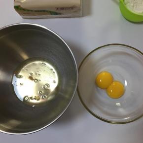 准备两个无水无油的干净盆，把鸡蛋分离