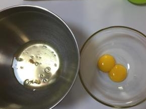 准备两个无水无油的干净盆，把鸡蛋分离