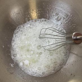 用电动打蛋器打发蛋清，滴入白醋或者柠檬汁，消除蛋腥，糖分3次加入