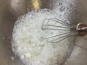 用电动打蛋器打发蛋清，滴入白醋或者柠檬汁，消除蛋腥，糖分3次加入