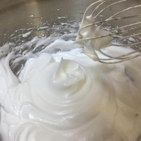 蛋白打发至干性发泡，拉起打蛋器，蛋白呈直立的小短角即可