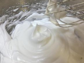 蛋白打发至干性发泡，拉起打蛋器，蛋白呈直立的小短角即可