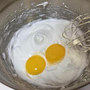 倒入蛋黄