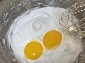 倒入蛋黄
