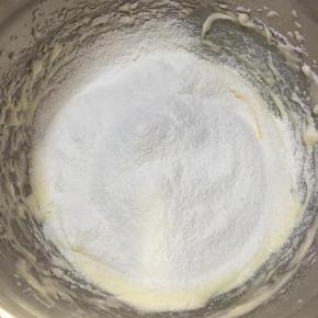 筛入面粉，用刮刀翻拌均匀，这时预热烤箱170度5分钟（烤箱温度仅供参考）