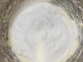 筛入面粉，用刮刀翻拌均匀，这时预热烤箱170度5分钟（烤箱温度仅供参考）