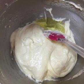 最后把玉米油用刮刀挡一下慢慢倒入面糊里，翻拌均匀