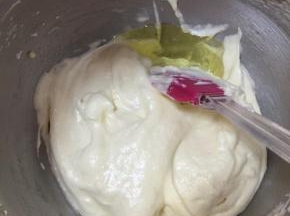 最后把玉米油用刮刀挡一下慢慢倒入面糊里，翻拌均匀