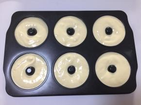 裱花袋剪个口子，挤入模具里，模具可以刷上一层油，到时容易脱模，
蛋糊倒入模具后轻震几下，震出大气泡，放入烤箱170度30分钟