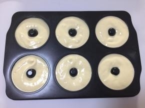 裱花袋剪个口子，挤入模具里，模具可以刷上一层油，到时容易脱模，
蛋糊倒入模具后轻震几下，震出大气泡，放入烤箱170度30分钟