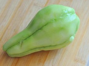 将佛手瓜削去外皮。