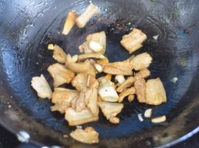 加入料酒和少许老抽以及盐，盛出备用。