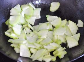 锅里倒入油，放入佛手瓜翻炒。