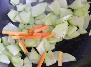 放入胡萝卜丝，加入盐翻炒。