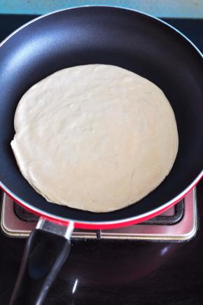 开启小火，直接放入冷冻的手抓饼。