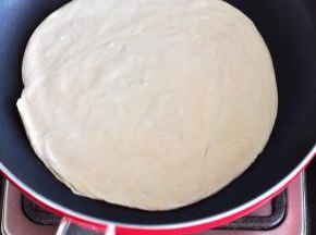 开启小火，直接放入冷冻的手抓饼。