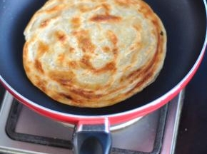 等待饼底部变硬后翻面。