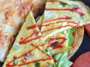 最后将饼上抹上黄豆酱，将生菜、蛋饼夹在里面。