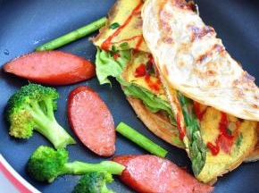 表面挤甜辣酱提味。