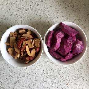 红枣切开去核，紫薯去皮切块